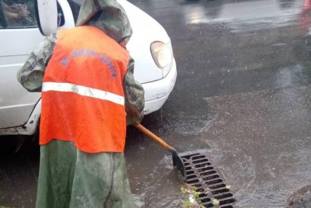 Для оперативной ликвидации подтоплений на улицах города дежурят бригады коммунальщиков (фото)