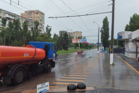 Для оперативной ликвидации подтоплений на улицах города дежурят бригады коммунальщиков (фото)