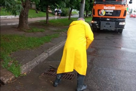 Для оперативной ликвидации подтоплений на улицах города дежурят бригады коммунальщиков (фото)