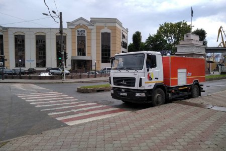 Для оперативной ликвидации подтоплений на улицах города дежурят бригады коммунальщиков (фото)