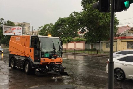 Для оперативной ликвидации подтоплений на улицах города дежурят бригады коммунальщиков (фото)