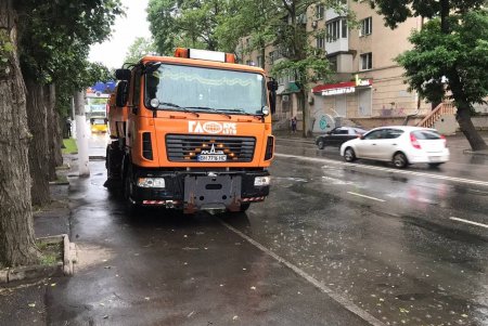 Для оперативной ликвидации подтоплений на улицах города дежурят бригады коммунальщиков (фото)