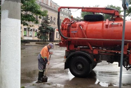 Для оперативной ликвидации подтоплений на улицах города дежурят бригады коммунальщиков (фото)