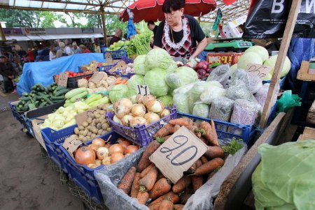 Почем «вкус июня» на «Привозе» (фоторепортаж) 