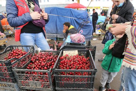Почем «вкус июня» на «Привозе» (фоторепортаж) 