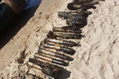 Возле курорта Лебедевка идет спецоперация по извлечению из затонувшего судна артснарядов (фото)
