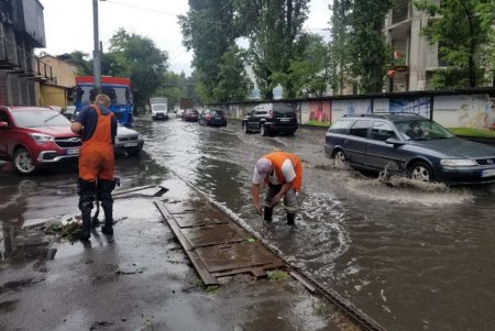 Одесские коммунальщики устраняют последствия непогоды (фото)