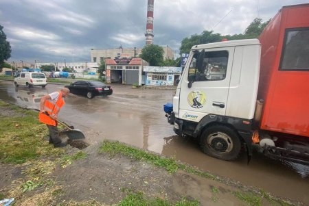 Одесские коммунальщики устраняют последствия непогоды (фото)