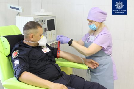 Одесские полицейские сдали кровь для юных пациентов детской больницы (фото)