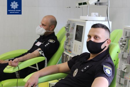 Одесские полицейские сдали кровь для юных пациентов детской больницы (фото)