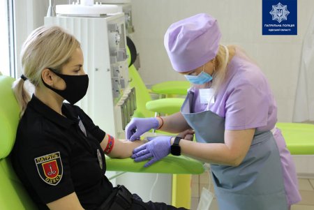 Одесские полицейские сдали кровь для юных пациентов детской больницы (фото)