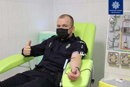 Одесские полицейские сдали кровь для юных пациентов детской больницы (фото)