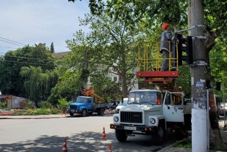 На оживленном перекрестке на Молдаванке заменили светофоры (фото)