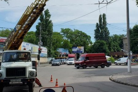 На оживленном перекрестке на Молдаванке заменили светофоры (фото)