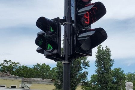 На оживленном перекрестке на Молдаванке заменили светофоры (фото)