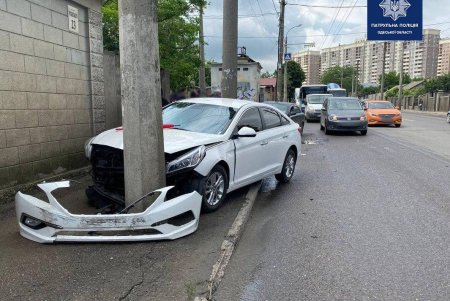 На улице Михаила Грушевского в результате ДТП автомобиль Hyundai врезался в столб 