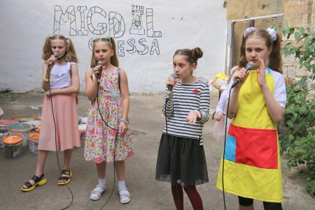 Во дворе еврейского общинного центра «Мигдаль» рисуют мурал (фоторепортаж) 