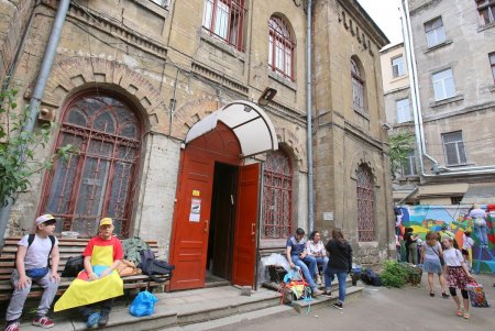 Во дворе еврейского общинного центра «Мигдаль» рисуют мурал (фоторепортаж) 