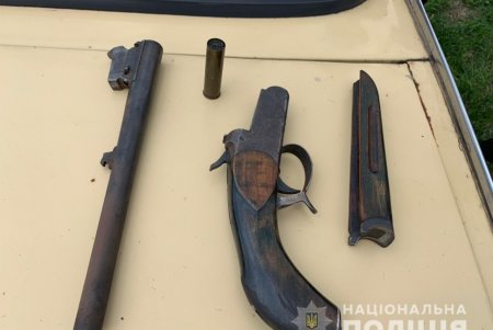 В Любашевке нарушитель предложил полицейским взятку, чтобы правоохранители «забыли» об обнаруженном у него обрезе (фото, видео)