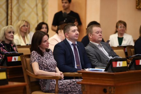 В преддверии профессионального праздника мэр Одессы вручил медикам ключи от квартир (фоторепортаж)