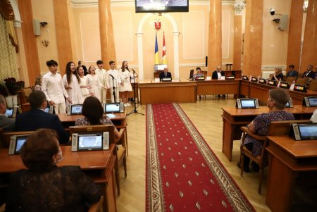 В преддверии профессионального праздника мэр Одессы вручил медикам ключи от квартир (фоторепортаж)