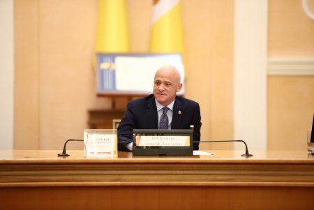 В преддверии профессионального праздника мэр Одессы вручил медикам ключи от квартир (фоторепортаж)