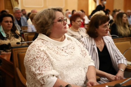 В преддверии профессионального праздника мэр Одессы вручил медикам ключи от квартир (фоторепортаж)