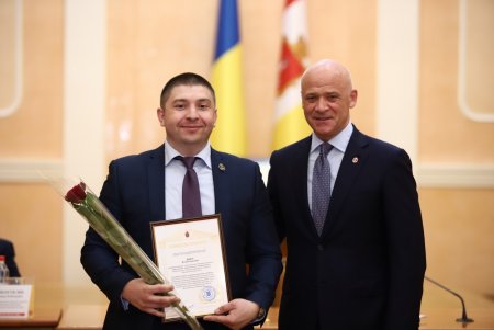 В преддверии профессионального праздника мэр Одессы вручил медикам ключи от квартир (фоторепортаж)