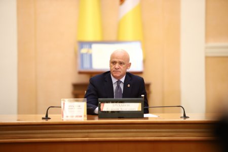 В преддверии профессионального праздника мэр Одессы вручил медикам ключи от квартир (фоторепортаж)