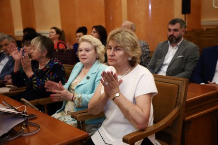 В преддверии профессионального праздника мэр Одессы вручил медикам ключи от квартир (фоторепортаж)