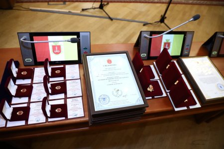 В преддверии профессионального праздника мэр Одессы вручил медикам ключи от квартир (фоторепортаж)