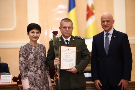 В преддверии профессионального праздника мэр Одессы вручил медикам ключи от квартир (фоторепортаж)