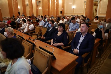 В преддверии профессионального праздника мэр Одессы вручил медикам ключи от квартир (фоторепортаж)