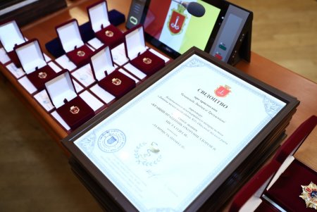 В преддверии профессионального праздника мэр Одессы вручил медикам ключи от квартир (фоторепортаж)