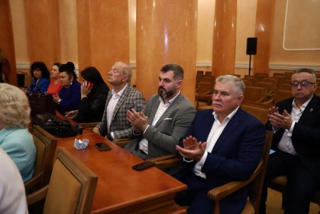 В преддверии профессионального праздника мэр Одессы вручил медикам ключи от квартир (фоторепортаж)