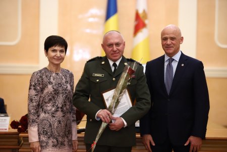 В преддверии профессионального праздника мэр Одессы вручил медикам ключи от квартир (фоторепортаж)