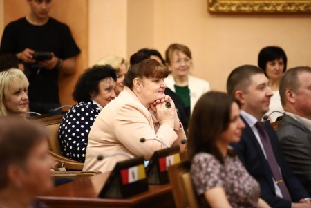 В преддверии профессионального праздника мэр Одессы вручил медикам ключи от квартир (фоторепортаж)