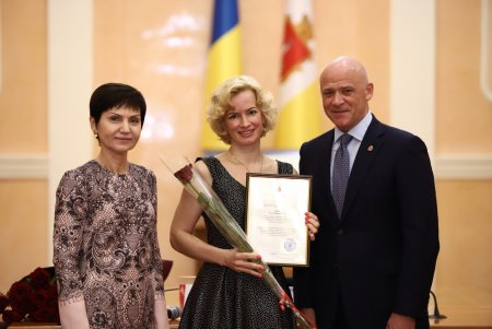 В преддверии профессионального праздника мэр Одессы вручил медикам ключи от квартир (фоторепортаж)