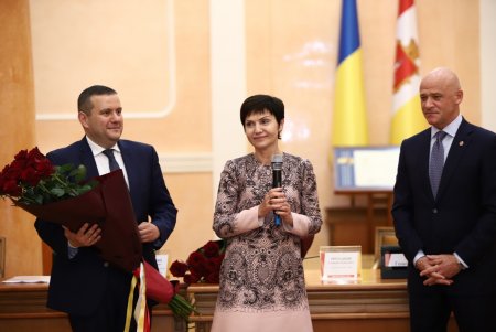В преддверии профессионального праздника мэр Одессы вручил медикам ключи от квартир (фоторепортаж)