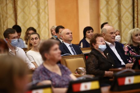В преддверии профессионального праздника мэр Одессы вручил медикам ключи от квартир (фоторепортаж)