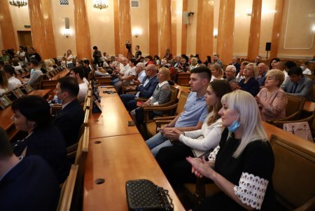 В преддверии профессионального праздника мэр Одессы вручил медикам ключи от квартир (фоторепортаж)