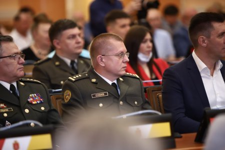 В преддверии профессионального праздника мэр Одессы вручил медикам ключи от квартир (фоторепортаж)
