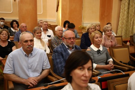 В преддверии профессионального праздника мэр Одессы вручил медикам ключи от квартир (фоторепортаж)