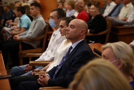 В преддверии профессионального праздника мэр Одессы вручил медикам ключи от квартир (фоторепортаж)