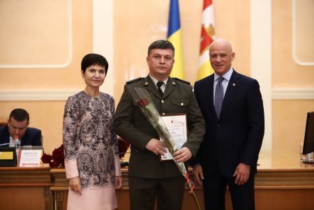 В преддверии профессионального праздника мэр Одессы вручил медикам ключи от квартир (фоторепортаж)