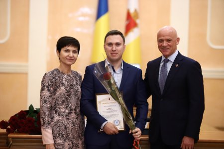 В преддверии профессионального праздника мэр Одессы вручил медикам ключи от квартир (фоторепортаж)
