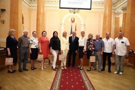 В преддверии профессионального праздника мэр Одессы вручил медикам ключи от квартир (фоторепортаж)