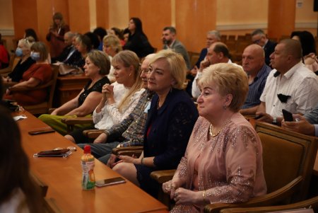 В преддверии профессионального праздника мэр Одессы вручил медикам ключи от квартир (фоторепортаж)