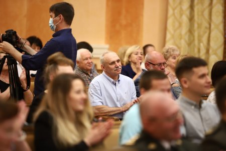 В преддверии профессионального праздника мэр Одессы вручил медикам ключи от квартир (фоторепортаж)