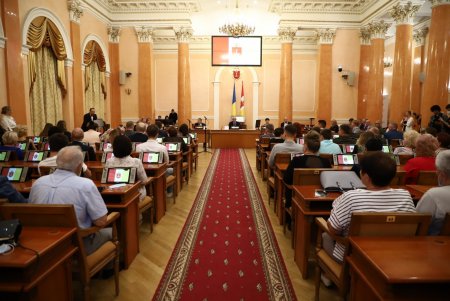 В преддверии профессионального праздника мэр Одессы вручил медикам ключи от квартир (фоторепортаж)